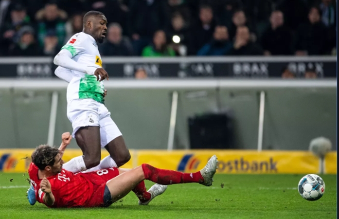 Bayern thua nhục nhã, NHM điên tiết công kích "kẻ tội đồ": "Cậu ta đúng là rác rưởi"