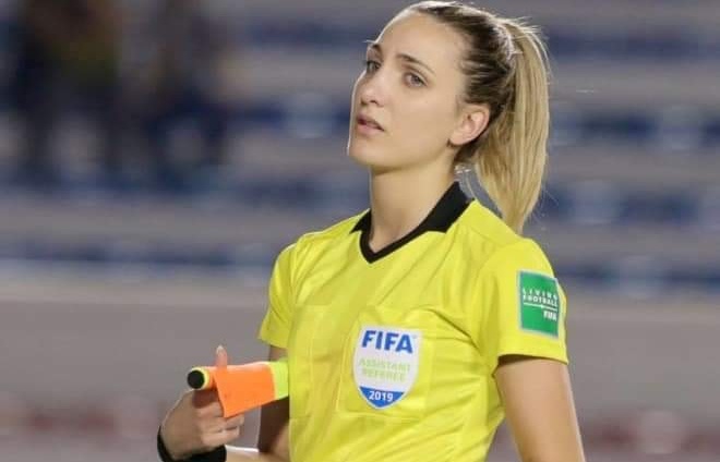 Ảnh bài viết CĐV thương nhớ nữ trọng tài trận Việt Nam - Thái Lan: Đã xinh lại còn tinh mắt!