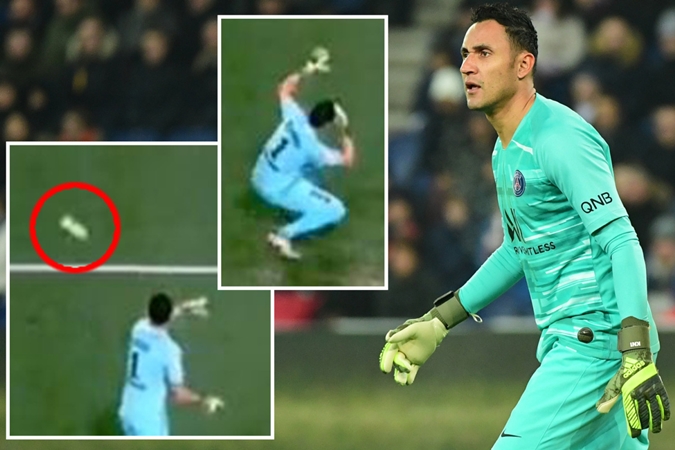 Đang yên đang lành, "người nhện" của PSG bất ngờ bị "ám sát", đổ gục xuống sân