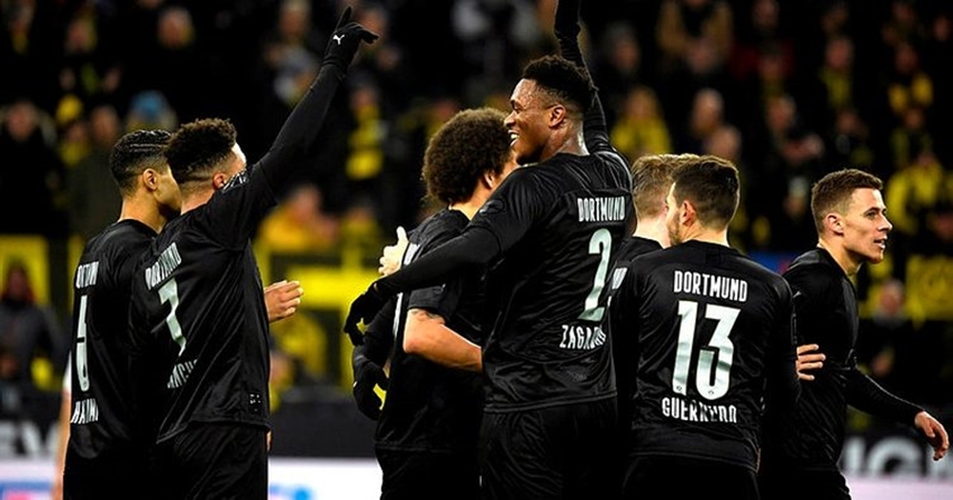 Dortmund nhẫn tâm tặng đối thủ "bàn tay nhỏ", NHM "rần rần" trên mạng xã hội
