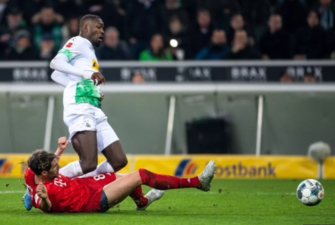 Chẳng còn gì đau đớn hơn khi Bayern đang bị chính hàng thủ "phản bội"