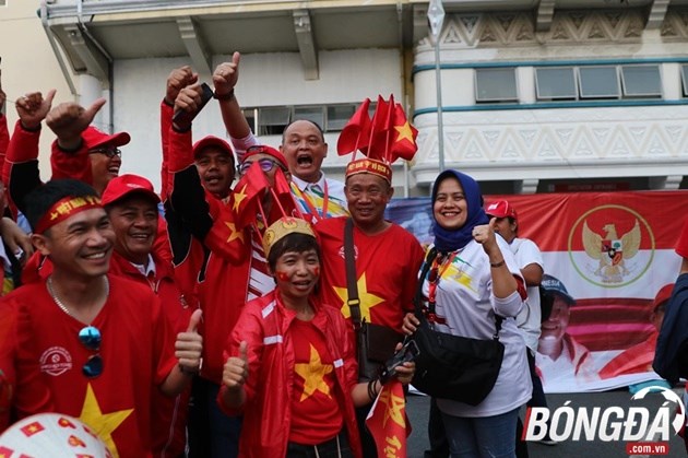 CĐV Việt Nam phủ đỏ các tuyến đường, tiếp sức cùng U22 Việt Nam săn vàng SEA Games