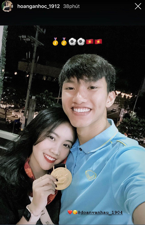 Trốn đội, Văn Hậu "đánh lẻ" với người yêu sau chung kết