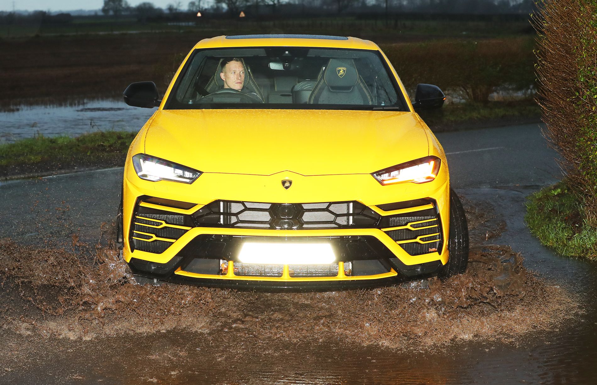 Ảnh bài viết Cả đội Man Utd gây choáng trên đường tới sân tập quá "lầy lội"