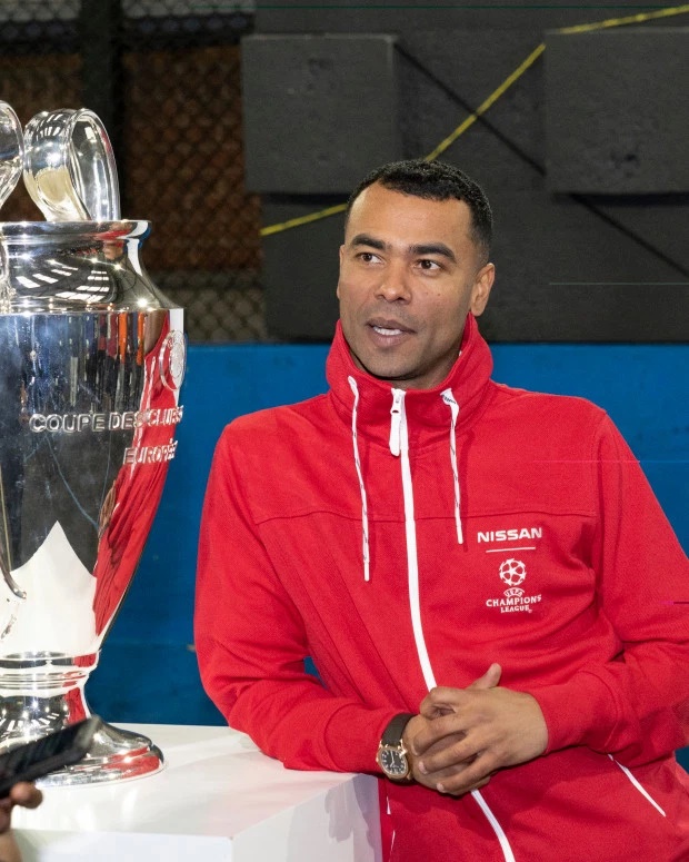 Ashley Cole thẳng thừng chê bai hậu vệ cánh của Tam Sư