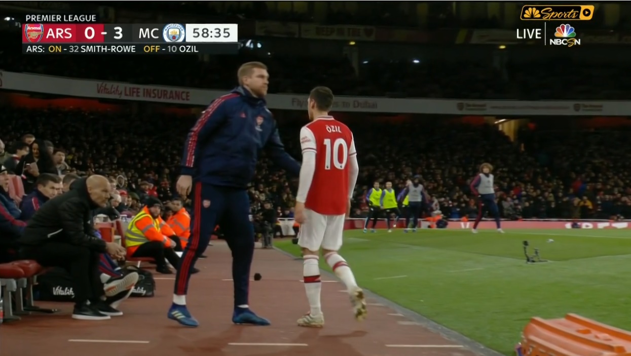 '1 khoảnh khắc tương tự hành vi của Granit Xhaka'