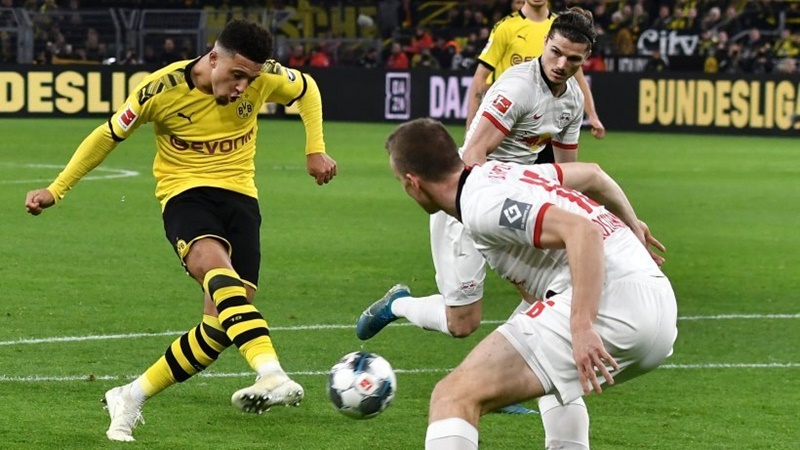 Sút tung lưới Leipzig, Sancho phá vỡ kỷ lục kéo dài 51 năm