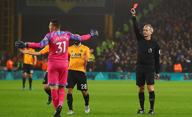 Ai mắc lỗi trong pha bóng Ederson Moraes nhận thẻ đỏ?