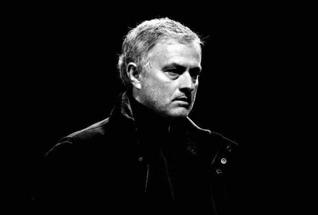 SỐC! Vạch trần sự bất công của Mourinho, sao M.U đau đớn cô lập chịu đựng 