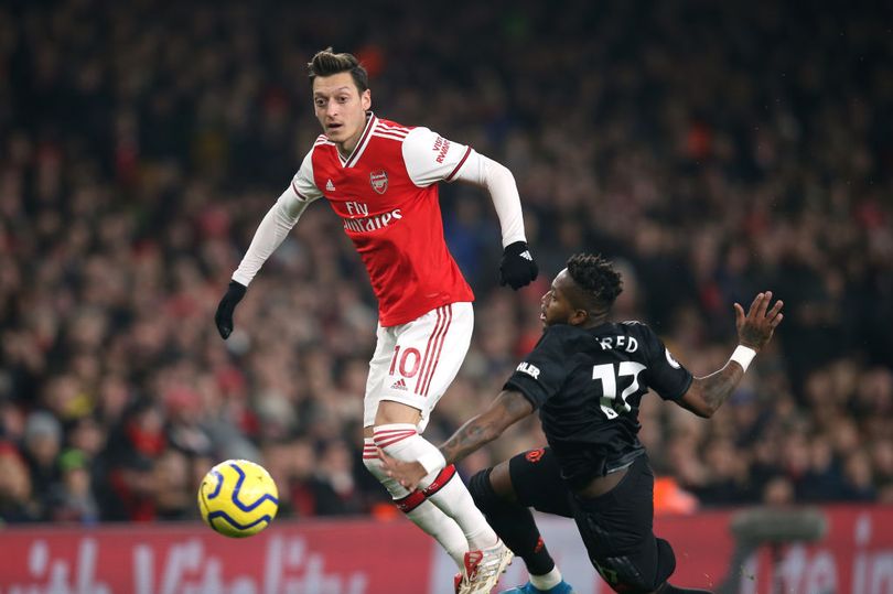 Ảnh bài viết Chơi cực hay, Ozil hóa "máy chạy" cày nát tuyến giữa Man Utd ra sao?