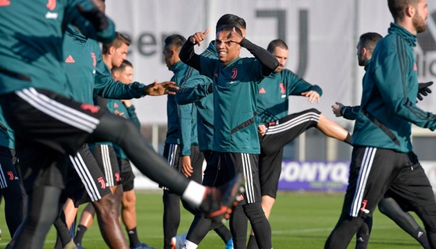 Ảnh bài viết Ronaldo và các đồng đội làm điều kì lạ trên sân tập của Juventus