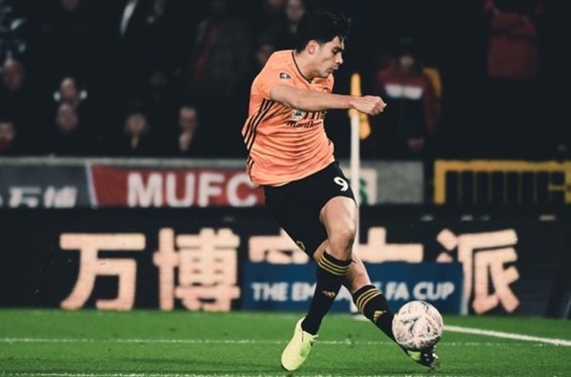 Cho Maguire hít khói, Jimenez chào hàng Man Utd bằng "rabona" cực đỉnh
