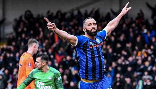 Sau Man Utd, đến lượt Newcastle bị Rochdale ám ảnh