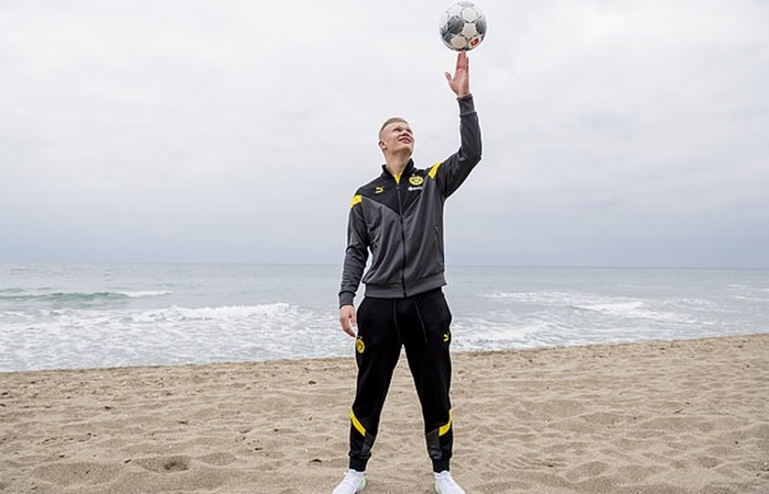 Vẻ ngoài soái ca nơi tân binh "vạn đội mê" của Borussia Dortmund