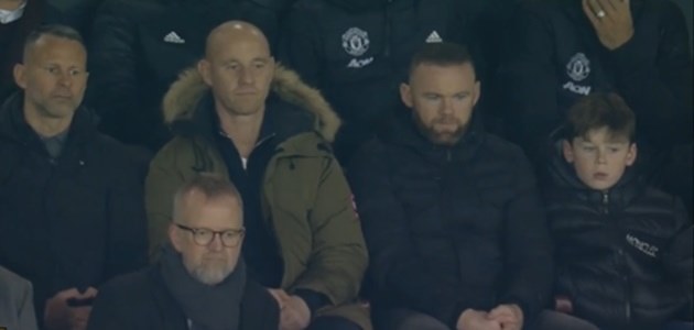 3 vị khách 'đặc biệt' chỉ còn biết nín lặng trên khán đài Old Trafford