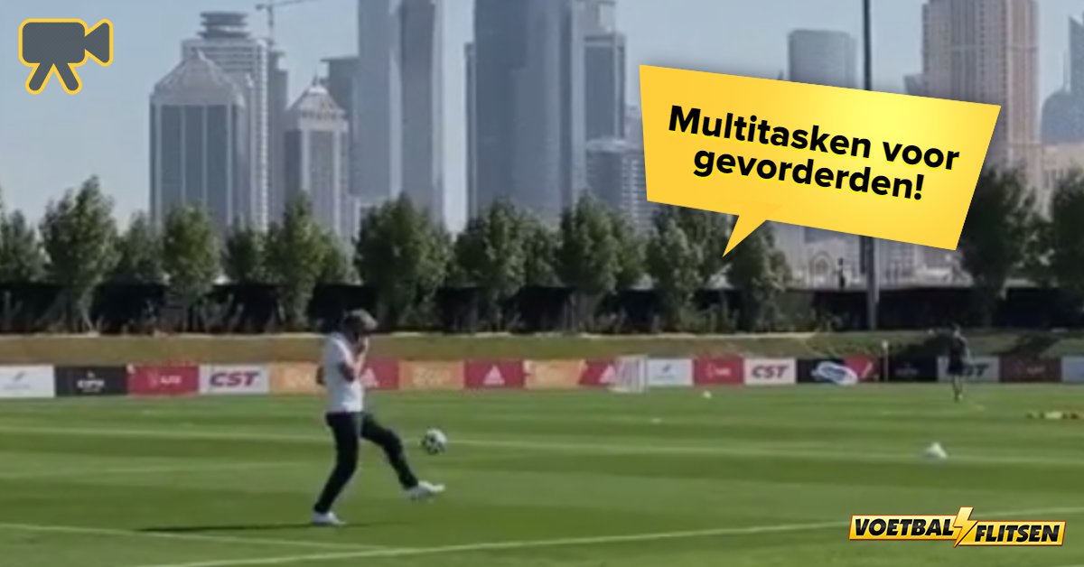 Van der Sar 49 tuổi vừa nghe điện thoại vừa tâng bóng điệu nghệ