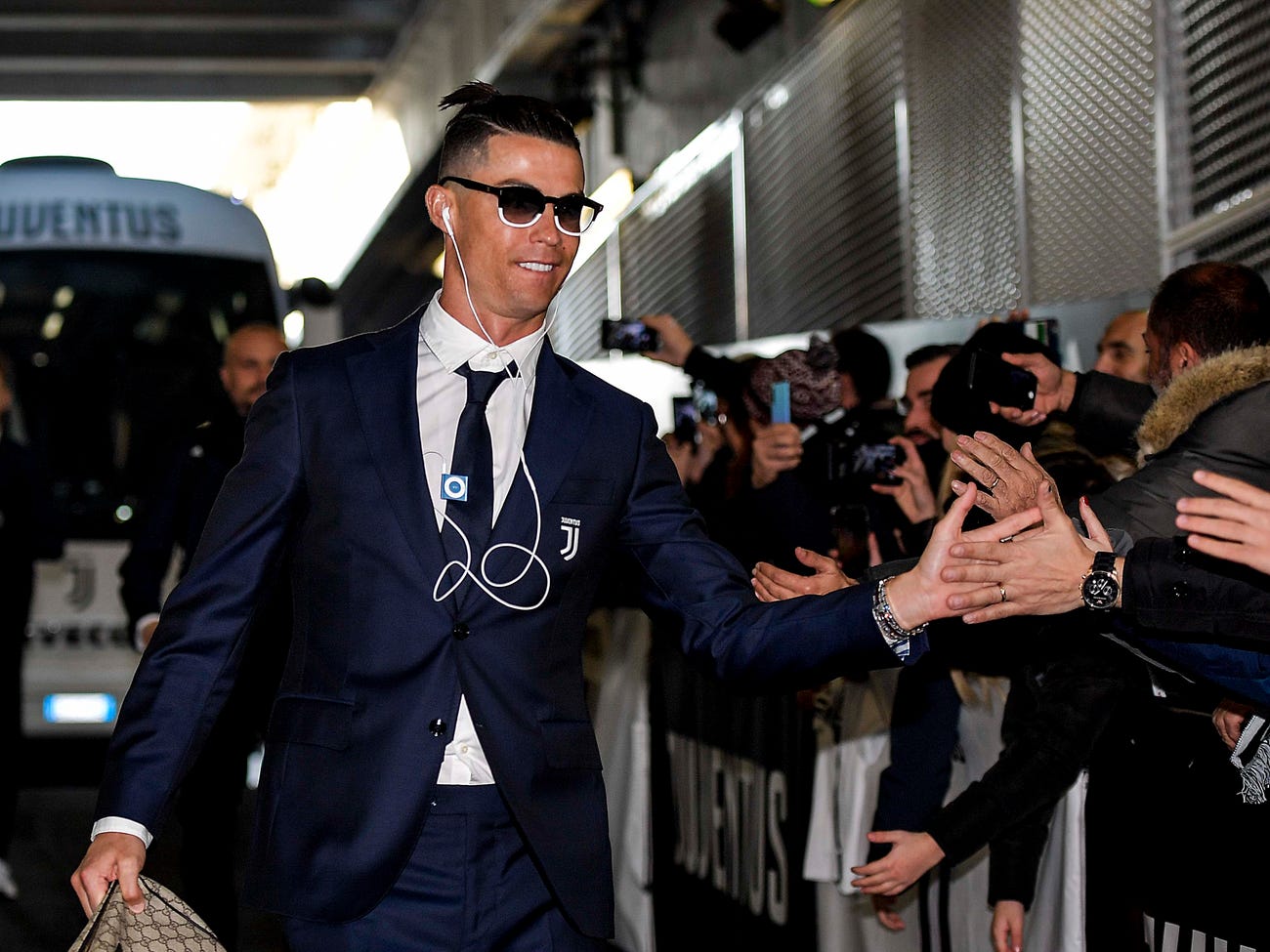 Đè bẹp Valencia, fan Real gửi đến Ronaldo một thông điệp đặc biệt