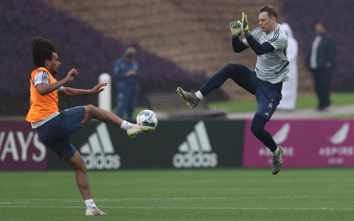SỐC! Neuer thi triển "cú kungfu" khiến "thần tài" của Bayern ngã gục ra sân