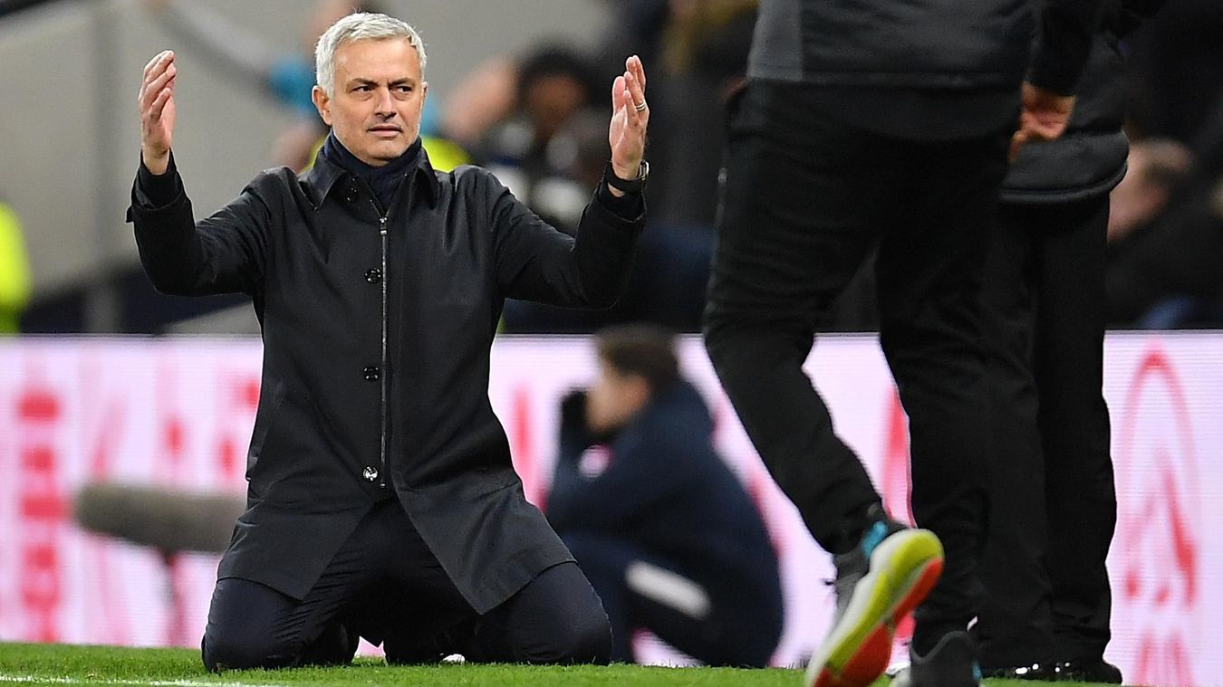 Cái quỳ gối của Mourinho và những khoảnh khắc ấn tượng vòng 22 NHA