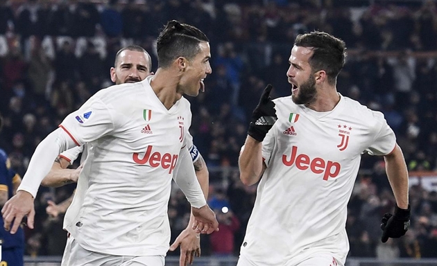 Ronaldo "nổ súng", Juventus trở thành nhà vô địch lượt đi ở Serie A