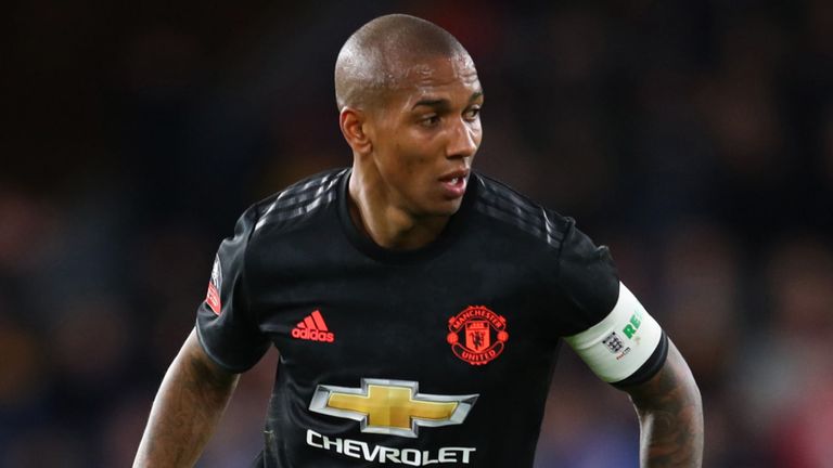 Có mục tiêu mới, Inter trở mặt với "ông lão" của Man Utd
