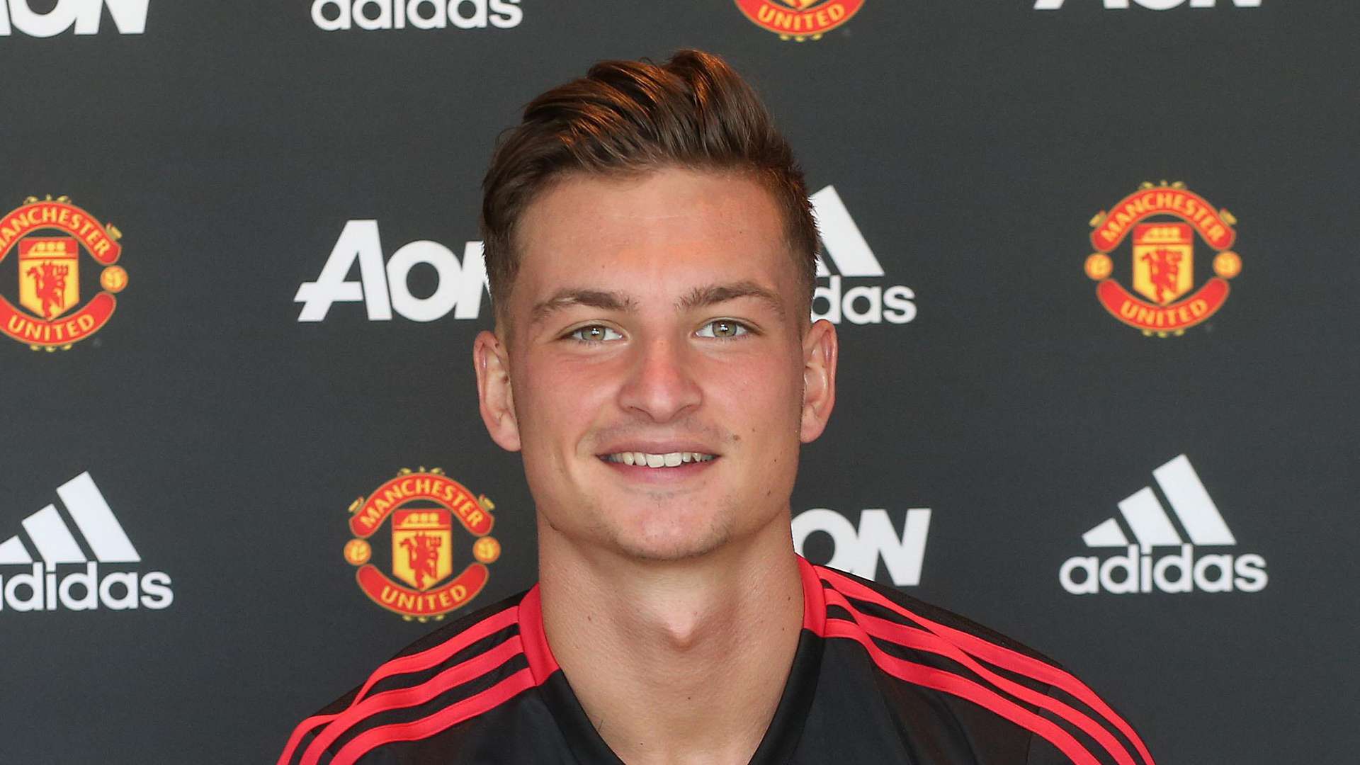 CHÍNH THỨC! "Kẻ bị Man Utd bỏ rơi" xuống chơi ở giải hạng Tư