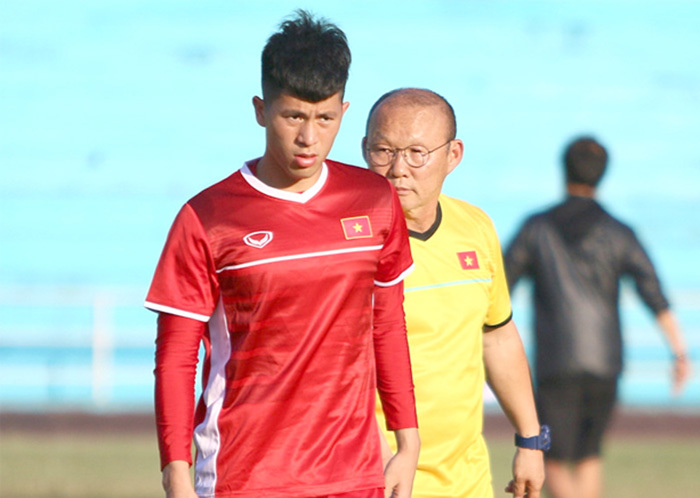 Báo châu Á "cà khịa": Đình Trọng đá xấu, thầy Park "lắm chiêu"