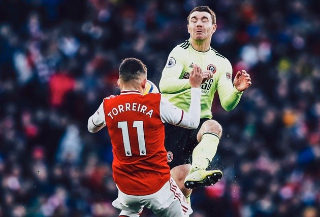 Sao Arsenal đổ máu vì pha bóng không thể tránh
