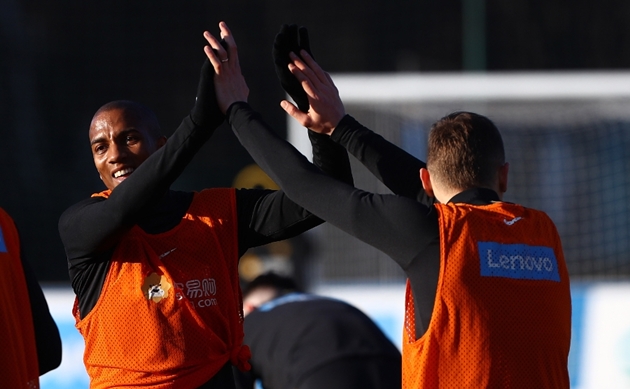 Ảnh bài viết Ashley Young xuất hiện, Sanchez và Lukaku cười rạng rỡ tại Inter Milan
