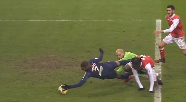 Ảnh bài viết Sốc! Kylian Mbappe cố tình dùng tay đưa bóng vào lưới