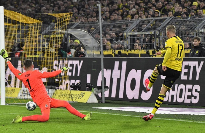 "Sát thủ máu lạnh" của Dortmund lại ra tay hạ sát, NHM bàng hoàng: "Cậu ta là người à?"