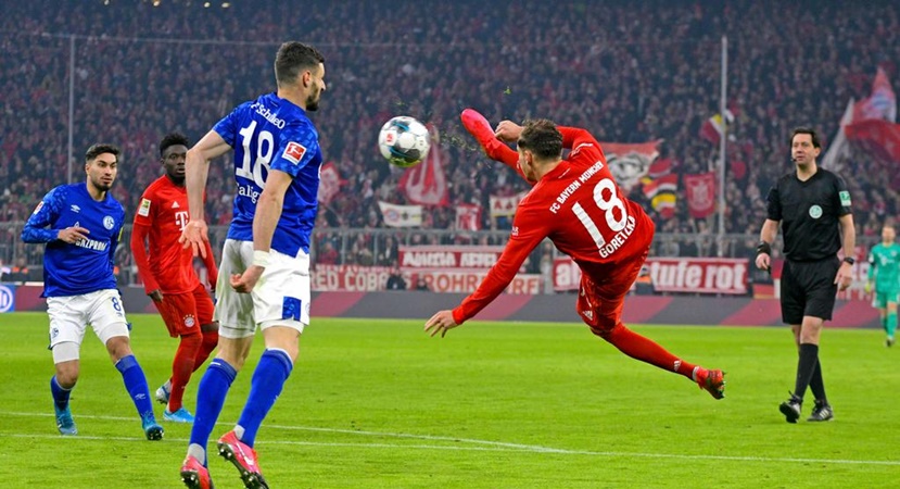 Sao Bayern lập siêu phẩm  "cắt kéo" như Ibrahimovic, NHM bấn loạn trên mạng xã hội