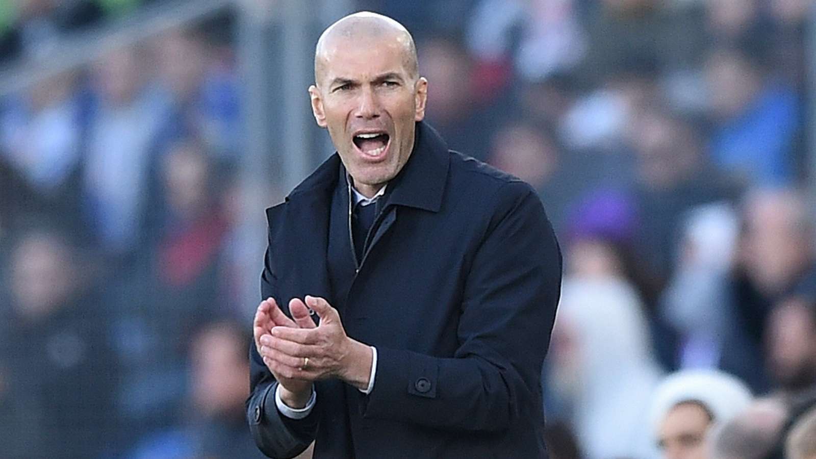 Giành 3 điểm, Zidane vẫn ra tận đường biên "mắng mỏ" công thần
