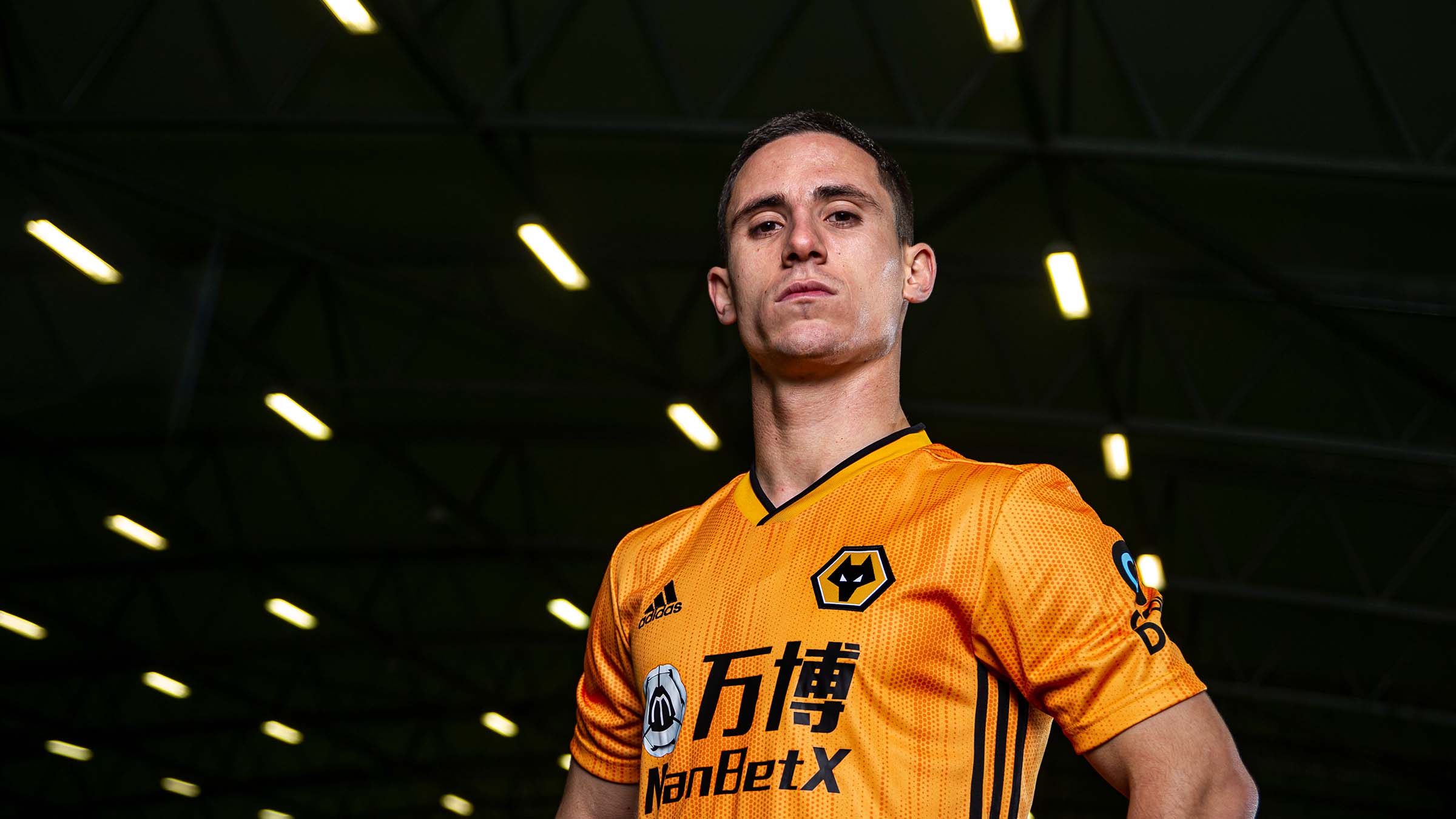 CHÍNH THỨC: Wolves chiêu mộ 'ma tốc độ', hoàn thiện 'đôi cánh thiên thần'