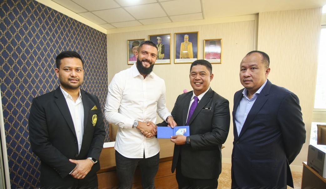 Quyết đả bại Việt Nam, Hổ Malay “điên cuồng” nhập tịch cầu thủ
