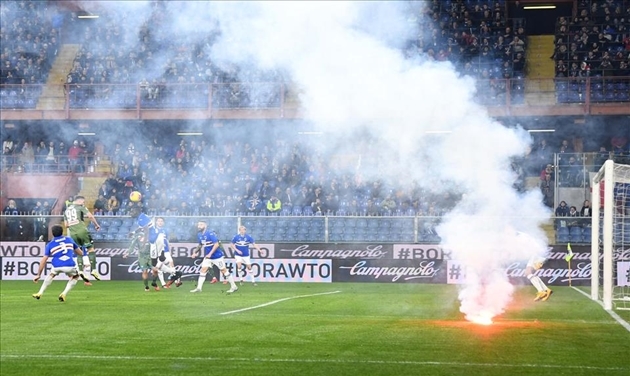 SỐC: CĐV Sampdoria ném pháo sáng về khung thành đội nhà, giúp Napoli giành chiến thắng