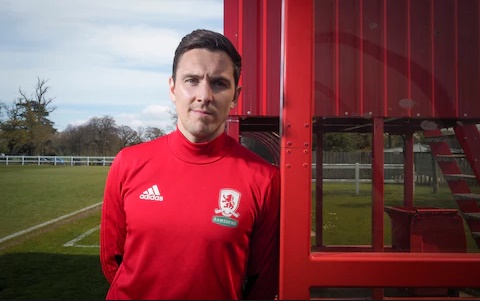 "Thánh tạt bóng" Premier League: Young vẫn thua một người