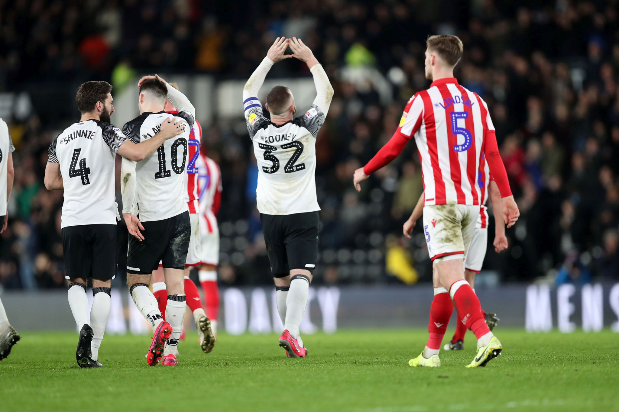 Ảnh bài viết CĐV Man Utd mong Rooney sút "bay ghế" Solskjaer