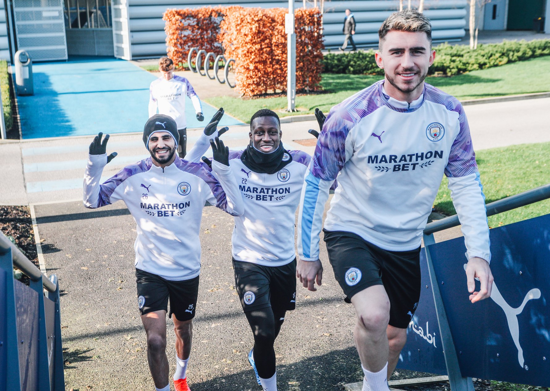 Ảnh bài viết Giữa "cơn bão" Messi, đây là thái độ của dàn sao Man City