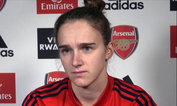 Nữ tiền đạo Arsenal khuyên các đồng nghiệp nam sống thật với giới tính