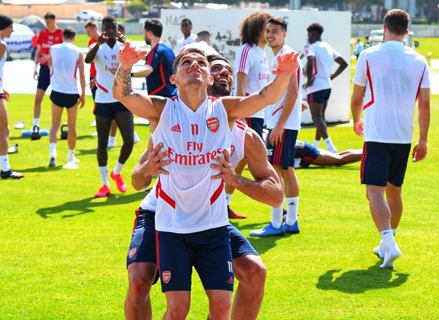 Ảnh bài viết Tân binh Arsenal quá khổng lồ, nhấc bổng 'quái thú trung tuyến' như không