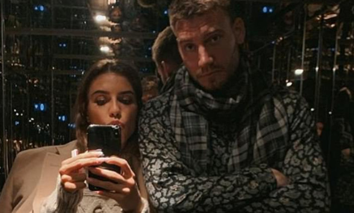 Nghỉ đá bóng, Lord Bendtner sắp ra show riêng