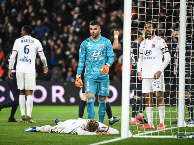 Sao Ligue 1 "tấu hài", biếu không cho PSG bàn thắng dở khóc dở cười