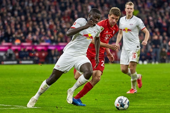 Mê mẩn "lá chắn" làm Lewandowski tịt ngòi, chuyên gia khiến Arsenal rớt xuống mặt đất