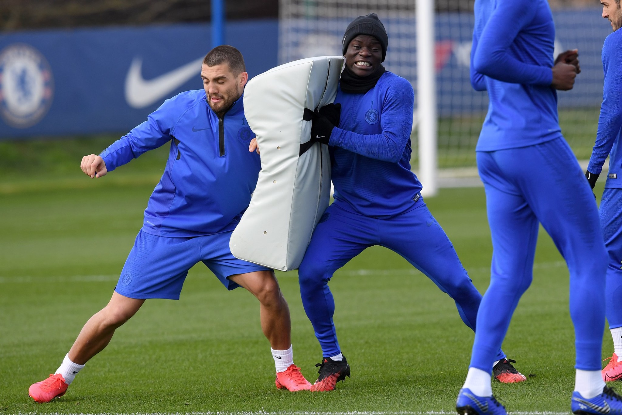 Ảnh bài viết Dùng dụng cụ lạ trên sân tập, Chelsea chờ "làm gỏi" Man Utd