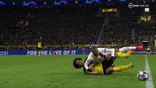 SỐC! Cay cú, Neymar thúc cùi chỏ thẳng mặt Witsel và cái kết