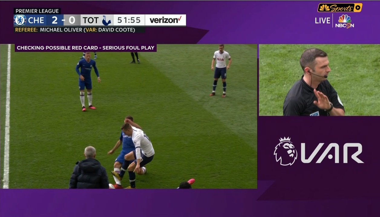 '1 pha va chạm kinh hoàng. Azpilicueta có thể bị gãy chân'
