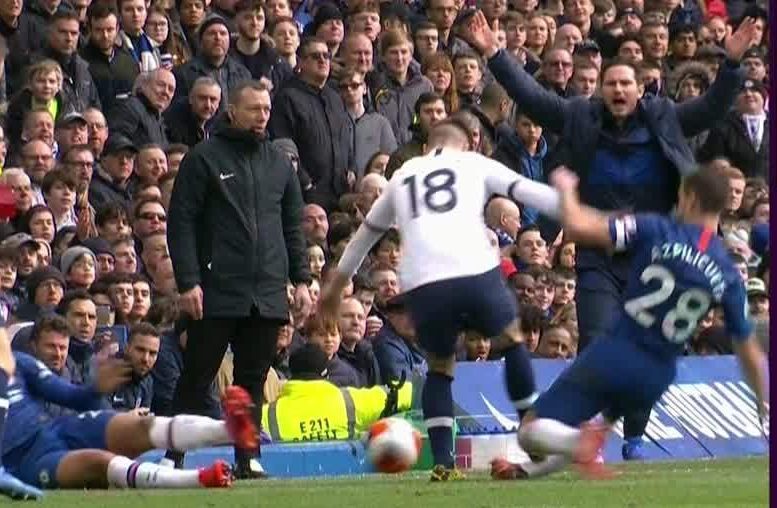 'Tiểu Messi' đạp chân thô bạo, thủ quân Chelsea phản ứng 'khó tin'