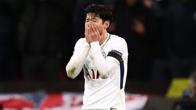CHOÁNG! 'Nạn nhân của Son Heung-min' tái xuất quá dũng mãnh, húc Aubameyang văng cả mét