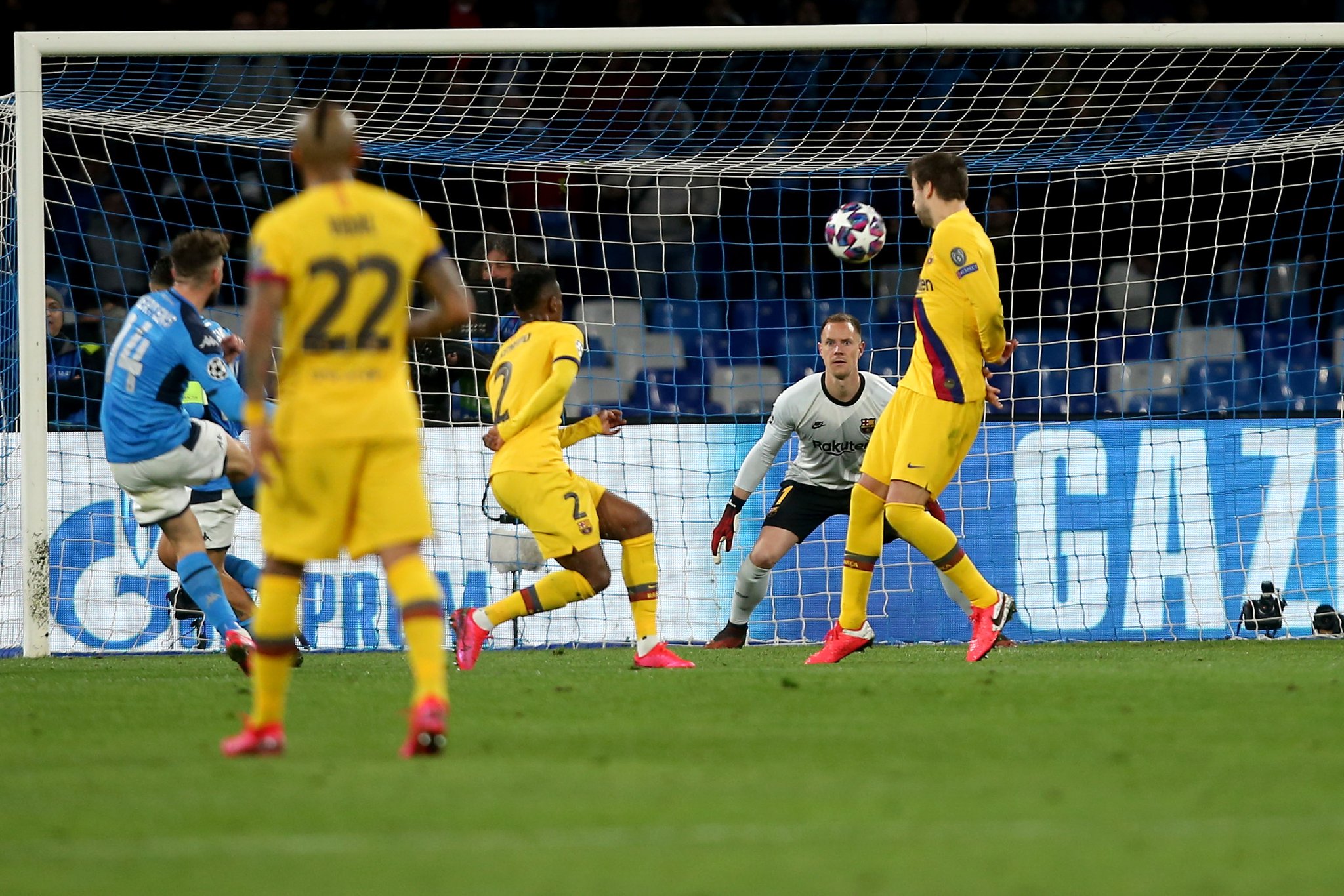 Khiến Ter Stegen chôn chân, sao Napoli sánh vai cùng Hamsik và Maradona